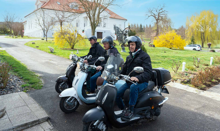 Descoperă Transilvania pe retro-scuter