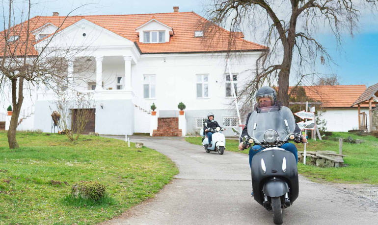 Descoperă Transilvania pe retro-scuter